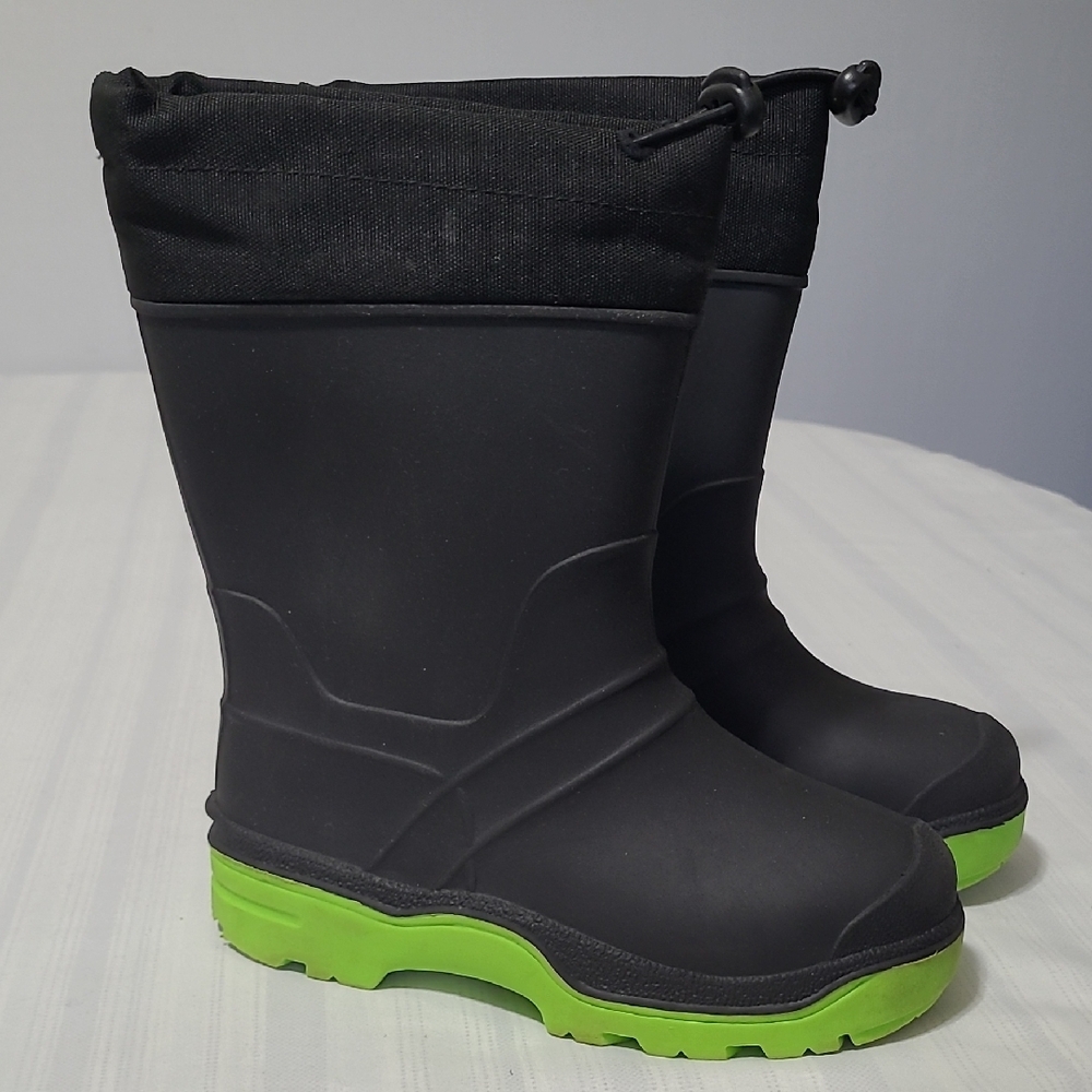 KIDS UMBRANDED WINTER SNOW RAIN RUBBER BOOTS BLACK AND GREEN NEON SIZE 12